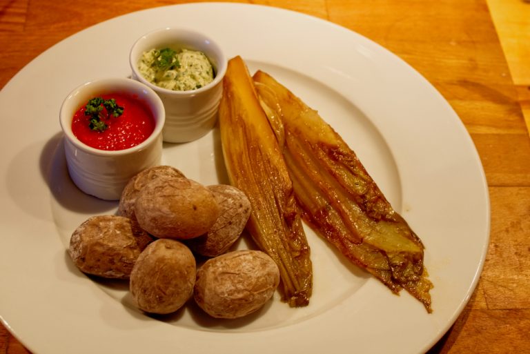 Papas Arrugadas mit geschmortem Chicorée - MaVie Food Vegan