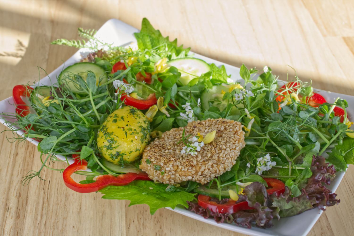 Wildkräuter-Salat mit Erbsen-Grünkraut