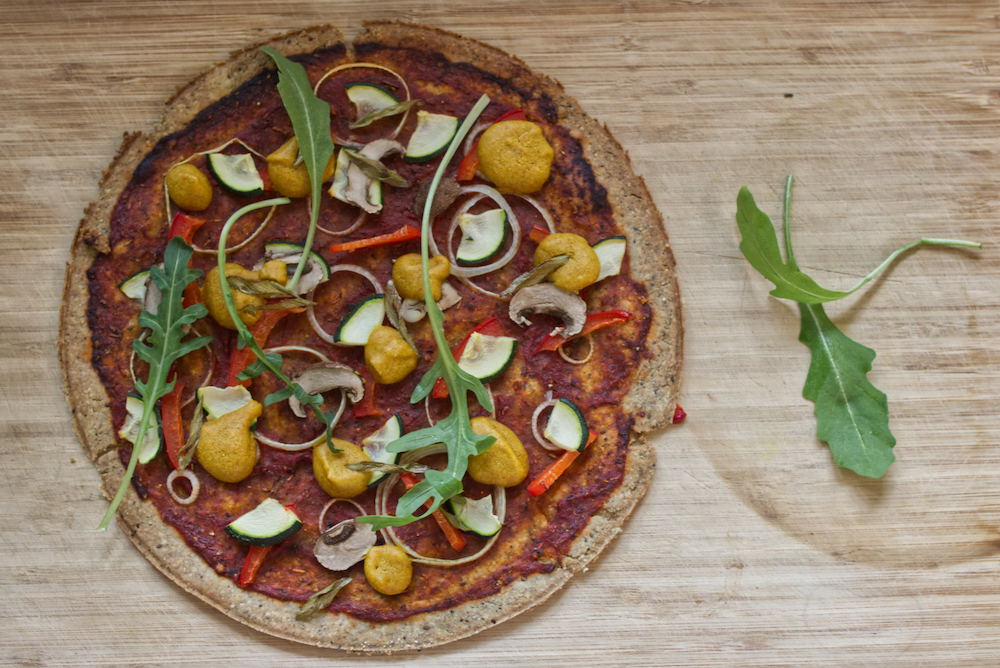 Hauchdünne Pizza mit Nuss-Boden (vegan und glutenfrei)